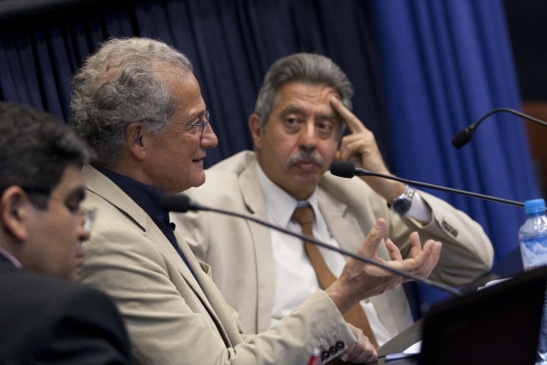 José García, Paolo Fabbri y el rector Óscar Quezada en el segundo día del seminario.
