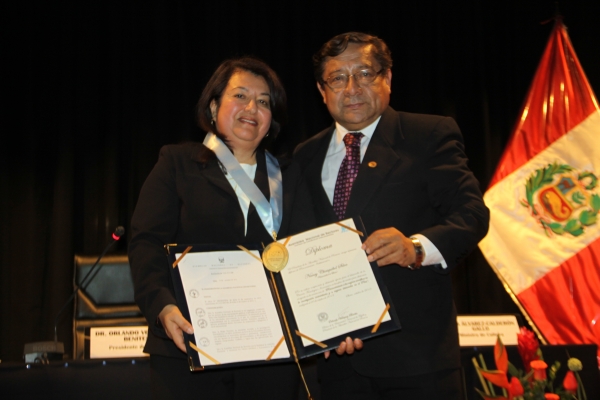 Nancy Chasquibol recibiendo reconocimiento del presidente de la ANR, Orlando Velásquez Benites.
