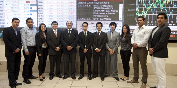 Los alumnos junto al profesor Alfredo Bruno Bellido Anicama, coordinador de nuestro Laboratorio de Mercado de Capitales.
