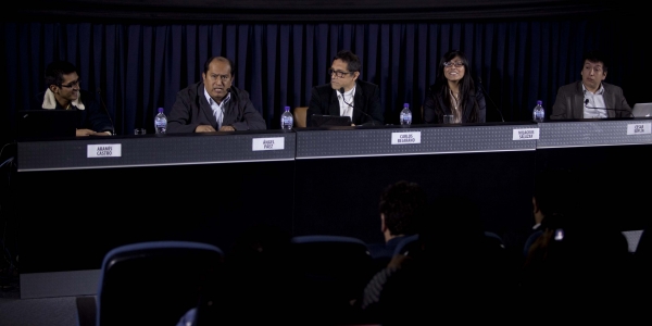 Aramís Castro, Ángel Páez, Carlos Bejarano (moderador), Milagros Salazar y César Soplín.