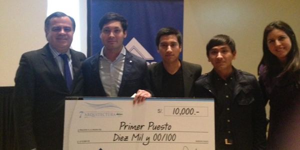 El profesor Enrique Bonilla Di Tolla, los alumnos Mirko Yui, Rodrigo Cieza de León y Boris Pretell, y la profesora Mónica Báez.