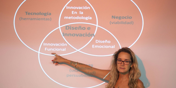 Claudia Alfaro (Comunicación) en el Taller de Incubación de la Oficina de Emprendimiento.
