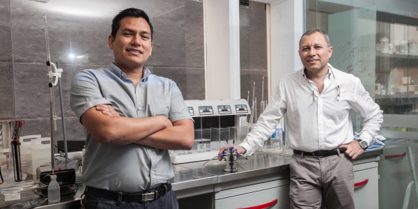 Mario Alarcón (Ingeniería Industrial) y el profesor Javier Quino Favero.