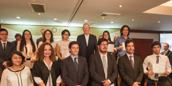 El presidente Pedro Pablo Kuczynski junto a los ganadores del premio de financiamiento del CIES.