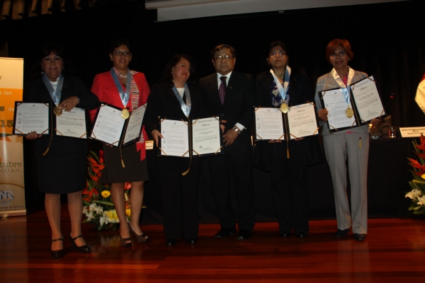 Nancy Chasquibol (centro) junto a otras de las investigadoras reconocidas. Nancy Chasquibol (centro) junto a otras de las investigadoras reconocidas.
