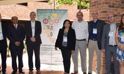 El profesor de Economía Bruno Bellido (segundo de la izquierda) participó en un simposio en Cali, Colombia.