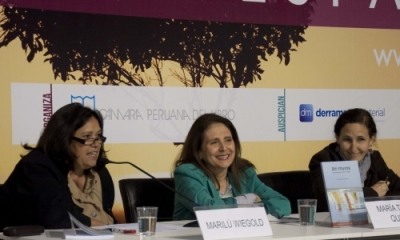 María Teresa Quiroz en la presentación de su libro, flanqueada por Marilú Wiegold y Virginia Zavala.