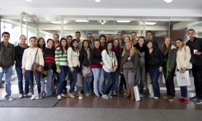 Estudiantes extranjeros de intercambio para el ciclo 2013-2, frente al Edificio D.