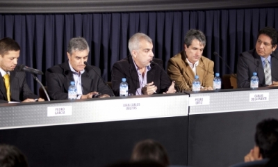 Pedro García, Juan Carlos Oblitas, Pedro Ortiz Bisso (moderador), Carlos de la Puente y Vicente Cisneros.