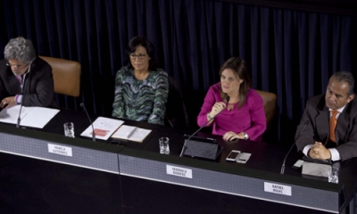 El profesor Julio Hevia (moderador), Pamela Gutiérrez, Verónica Bonifaz y Rafael Rojas.
