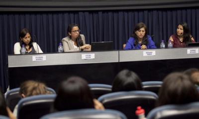 La profesora Julianna Ramírez, Cheska Patow, Rossana Taquía y Duberly Delgado.