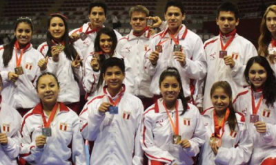 Los medallistas Ulima, dentro del equipo peruano de karate.