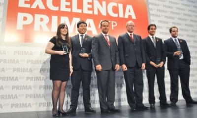 Renzo Ricci y Germán Ramírez-Gastón (centro) rodeados de algunos de los ganadores Ulima.