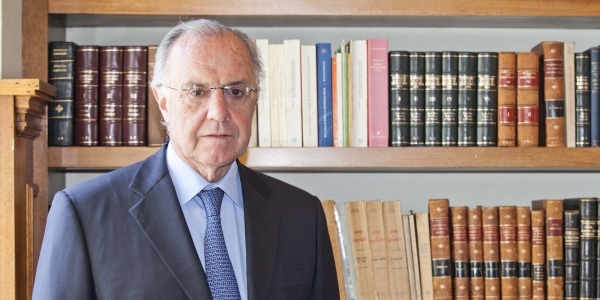 Dr. Augusto Ferrero Costa.