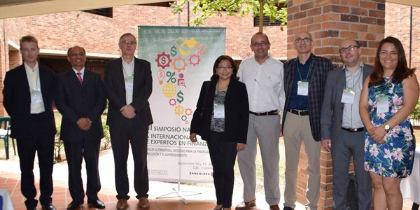 El profesor de Economía Bruno Bellido (segundo de la izquierda) participó en un simposio en Cali, Colombia.