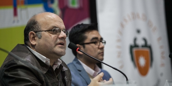 Camilo Fernández Cozman (izquierda) en la presentación de su libro en la FIL Lima 2016.