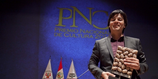 El trofeo del premio es una escultura de Carlos Runcie Tanaka.