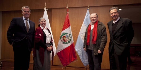 Los autores rodeados por el embajador Darío Pedro Alessandro y el rector Óscar Quezada.