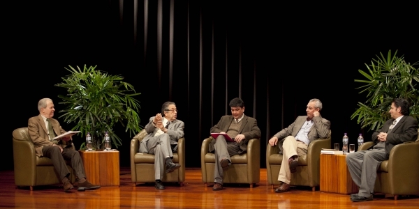 Harry Belevan-McBride, Marco Martos, José Güich (moderador), Jorge Eduardo Benavides y Ricardo González Vigil.