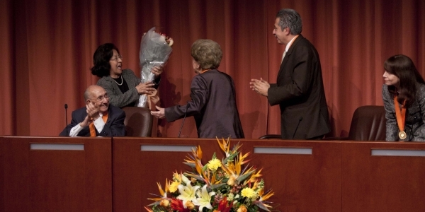 Al final, la rectora emérita recibió un ramo de flores entre aplausos.