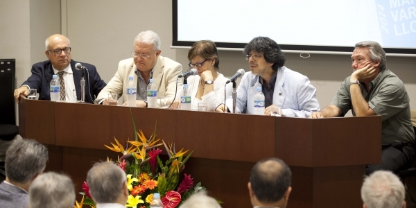 De izquierda a derecha: Carlos López Degregori, J. J. Armas Marcelo, Piedad Bonnett, Fernando Iwasaki y Abelardo Sánchez León.