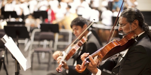 Violinistas de la Orquesta Filarmónica de la Universidad de Lima.