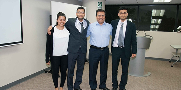 Segundo puesto: los hermanos Vargas Schebesta y Álex Vidal, jefe de la Oficina de Emprendimiento (segundo de la derecha).