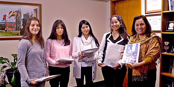 El equipo ganador con la profesora Bertha Díaz (derecha).