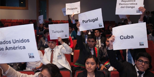 En LiMUN, los alumnos asumen el rol de delegados de diversos países de la ONU.