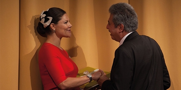 El rector de la Ulima, Óscar Quezada, entrega un presente a la princesa Victoria.