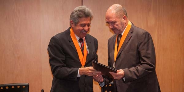 El rector reconoce a Jacques Fontanille como profesor honorario.