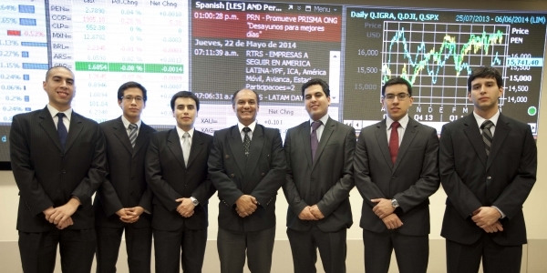 Seis de los alumnos que obtuvieron el CFA, aquí con el profesor Bruno Bellido (centro), coordinador del Laboratorio de Mercado de Capitales.