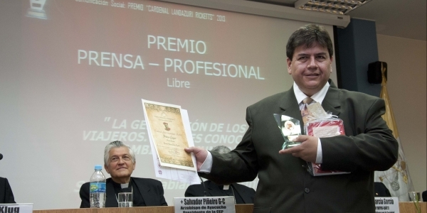 Fabián Vallas (Comunicación), recibiendo el premio de periodismo de la Conferencia Episcopal Peruana.