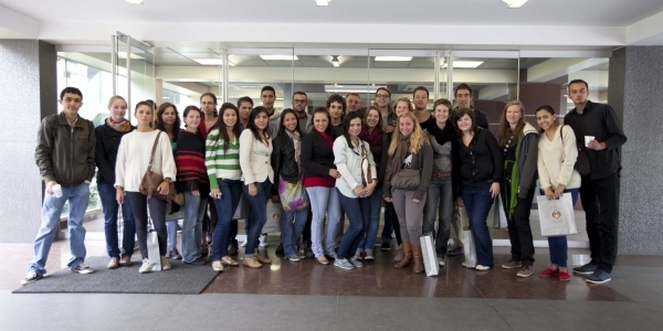 Estudiantes extranjeros de intercambio para el ciclo 2013-2, frente al Edificio D.