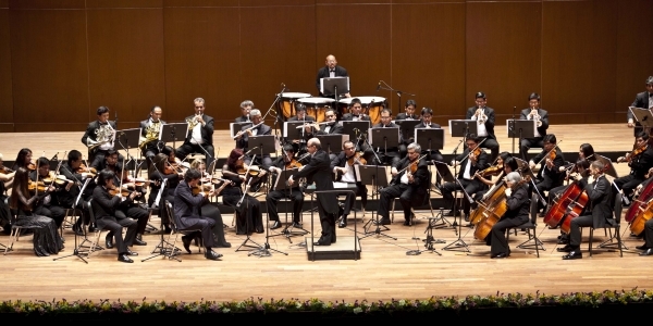 La Orquesta de la Universidad de Lima, dirigida por Roberto Tibiriçá.