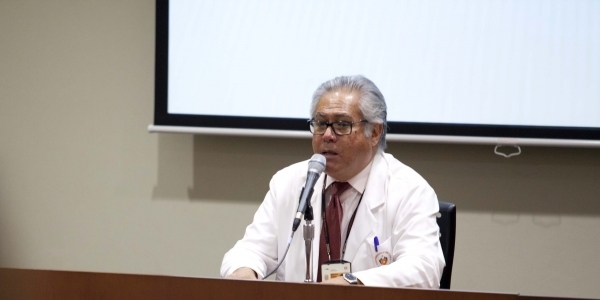 El Dr. José Luis Montoya en charla sobre la diabetes.