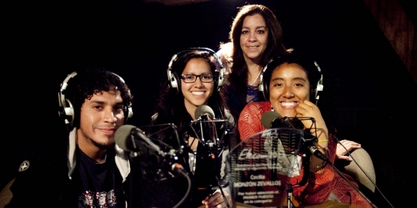La profesora Cecilia Monzón Zevallos (al fondo) con parte del equipo ganador de la Ulima en Etecom 2013 (radio).