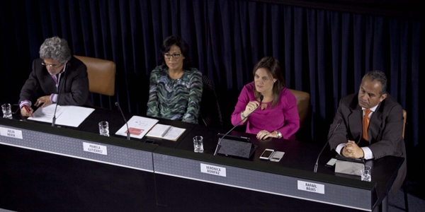 El profesor Julio Hevia (moderador), Pamela Gutiérrez, Verónica Bonifaz y Rafael Rojas.