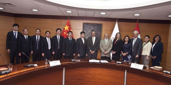 Autoridades de Communication University of China y de la Ulima.
