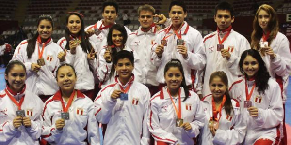 Los medallistas Ulima, dentro del equipo peruano de karate.