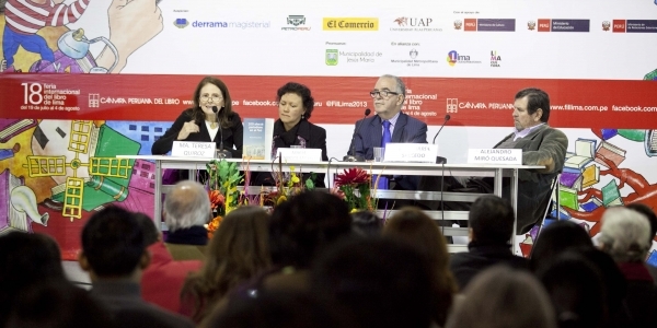 María Teresa Quiroz, María Mendoza Michilot, José María Salcedo y Alejandro Miró Quesada en la FIL Lima 2013.