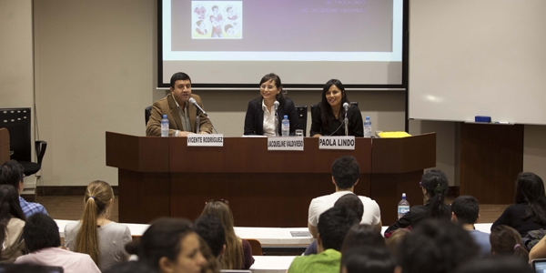 Vicente Rodríguez (moderador), Jacqueline Valdivieso y Paola Lindo en el Jueves de Psicología de la Ulima.