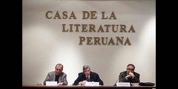 Sandro Chiri (moderador), Óscar Quezada y Santiago López en el homenaje a Barthes en la Casa de la Literatura Peruana.