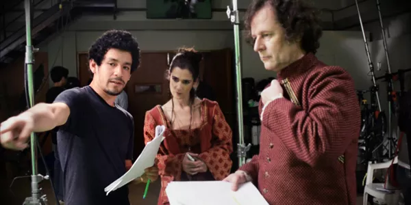 El director Álvaro Iparraguirre con Vanessa Saba y Javier Valdés.