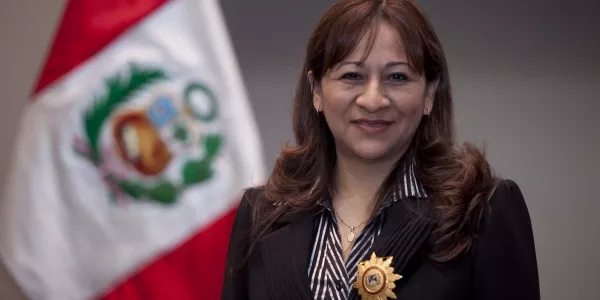 Gaby Villanueva Carranza (Contabilidad) con la condecoración de la Orden José Gregorio Paz Soldán.