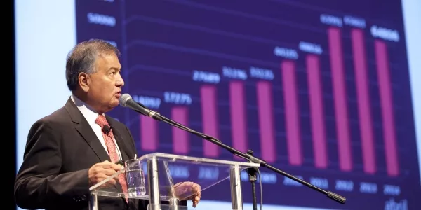 Javier Zúñiga, director de la Escuela de Negocios.