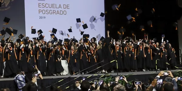 Los graduados desfilaron en medio de aplausos.