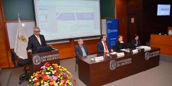 Fernando Kleeberg Hidalgo (Ingeniería Industrial), al centro.