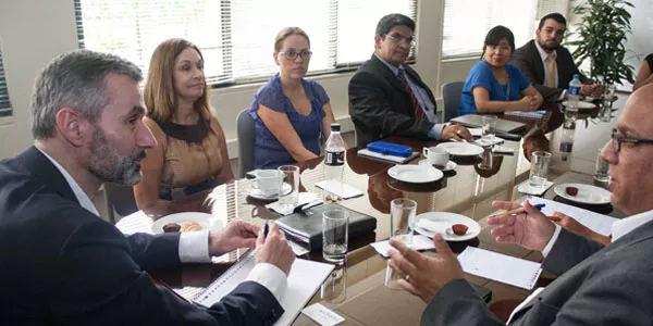 Mark Luft (izquierda), de Saxion University, se reunió con autoridades y docentes de la Ulima.