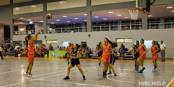 Equipo femenino de baloncesto de la Ulima. Foto: Fedup.